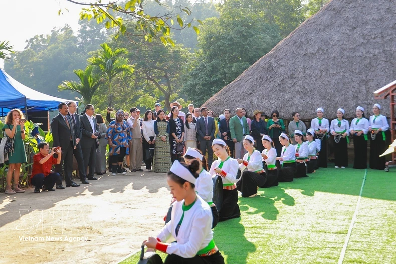 越南各民族文化旅游村的芒族同胞向游客推介本民族文化特色。图自越通社