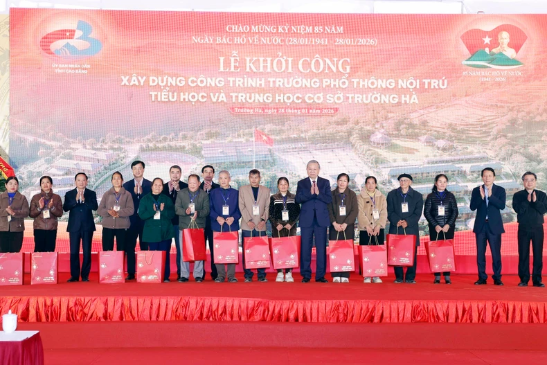 越共中央总书记苏林出席高平省长河九年一贯制寄宿学校开工仪式。图自越通社