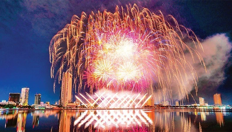 题为“岘港--连结地平线”的2026年岘港国际烟花节将于5月底举行。图自人民报