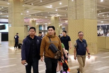 犯罪嫌疑人里法尔多·阿基诺·庞托（棕色衣服）。图自越通社