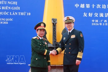 越南国防部部长潘文江大将与中国国防部长董军上将参观“海上胡志明小道”遗迹。图自越通社