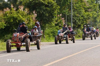 柬埔寨奥多棉芷省民众为躲避冲突而进行疏散撤离。图自新华社/越通社