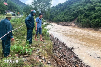 乂安省纳穆河发现一枚长约1.4米炸弹。图自越通社