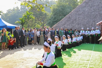 越南各民族文化旅游村的芒族同胞向游客推介本民族文化特色。图自越通社