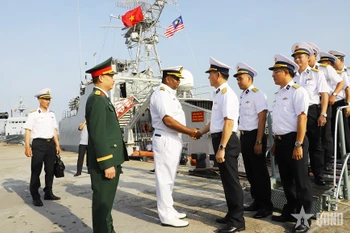 穆尔蒂·苏布罗莫尼亚姆大校欢迎越南人民海军代表团和17号舰到访并与马来西亚皇家海军开展交流活动。图自人民军队报