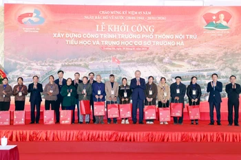越共中央总书记苏林出席高平省长河九年一贯制寄宿学校开工仪式。图自越通社