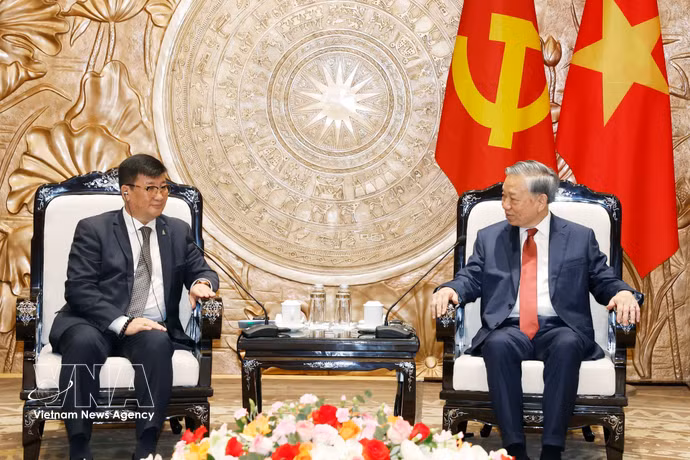 越共中央总书记、国家主席苏林会见蒙古国驻越大使