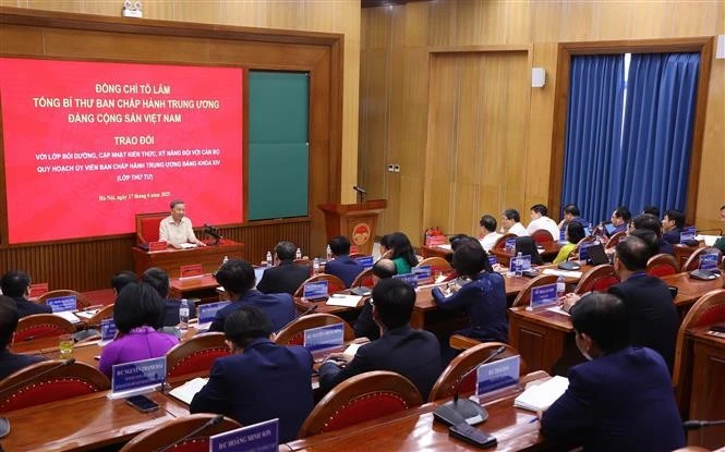 越共中央总书记苏林与学员们交流。图自越通社