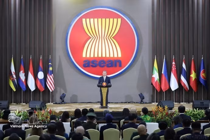 越共中央总书记苏林在2025年3月于印度尼西亚首都雅加达举行越南加入东盟30周年纪念仪式上致辞。图自越通社