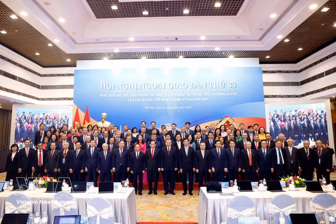 越共中央总书记、国家主席苏林同与会代表合影留念