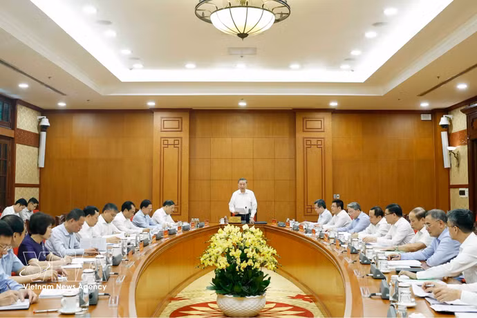 越共中央总书记、国家主席苏林在党中央总部主持召开会议，就第十一届中央委员会2013年6月3日关于主动应对气候变化、加强资源管理和环境保护的第24-NQ/TW号决议的落实情况进行总结。图自越通社