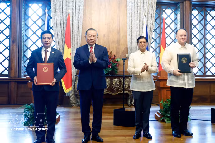 越共中央总书记、国家主席苏林与菲律宾总统费迪南德·罗慕尔德兹·马科斯在菲律宾首都马尼拉共同见证了两国各部委间合作文件交换仪式。图自越通社