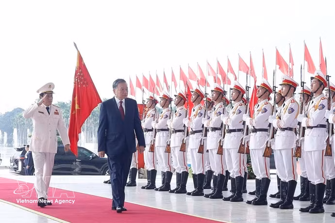 越共中央总书记、国家主席苏林检阅人民公安仪仗队。图自越通社