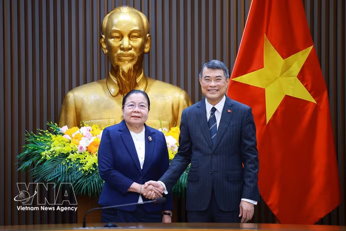 越南政府总理黎明兴会见老挝人民革命党中央组织部部长西赛·勒德门松。图自越通社