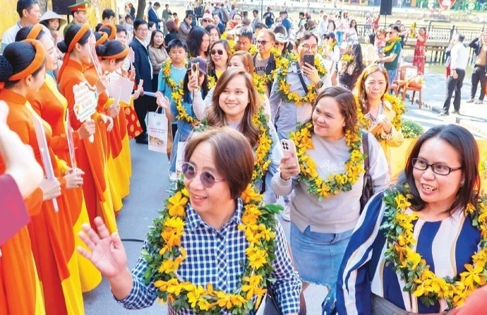 岘港市迎来2026年首批参观世界文化遗产——会安古镇的外国旅游团。图自人民报