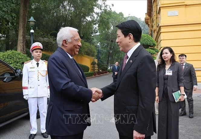 越南国家主席梁强在红毯处热情迎接率领欧盟高级代表团对越南进行正式访问的安东尼奥·科斯塔