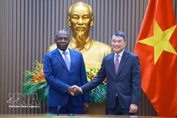 越南政府总理黎明兴会见正在对越南进行正式访问的安哥拉共和国外交部长泰特·安东尼奥。图自越通社