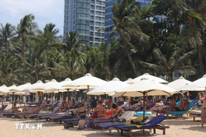 芽庄海滩上的俄罗斯游客。图自越通社
