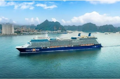 超级邮轮“名人永恒号”。图自《西贡解放报》