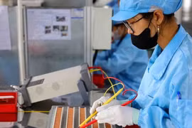 资料图：电子元件生产。图自越通社