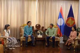 越南驻泰国大使范越雄向老挝驻泰国大使西斯瓦特·因费查纳及大使馆全体工作人员致以节日祝福。图自越通社