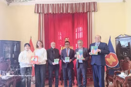 越南驻奥地利大使武黎泰皇与奥地利著名儿童文学作家米拉·洛贝家人合影。图自越通社