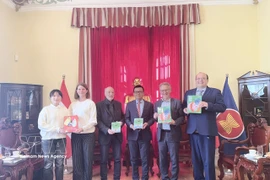 越南驻奥地利大使武黎泰皇与奥地利著名儿童文学作家米拉·洛贝家人合影。图自越通社