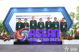 越南国防部副部长黄春战上将和越南代表团出席在马来西亚举行的东盟国防高官会。图自《人民军队报》