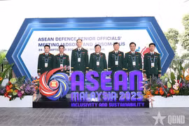 越南国防部副部长黄春战上将和越南代表团出席在马来西亚举行的东盟国防高官会。图自《人民军队报》