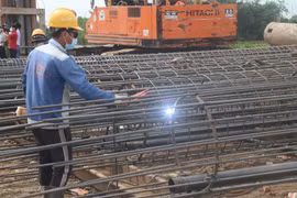 今年前10月，国家财政预算内投资资金拨款完成全年计划的63.1%，同比增长27.8%。图自Vietnam+
