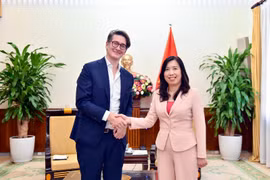 越南外交部副部长黎氏秋姮会见彭博社亚太区高级执行总编约翰·弗拉赫。外交部供图