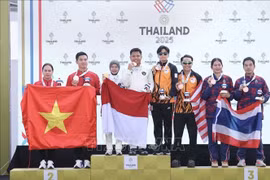 越南射击选手郑秋荣与范光辉组合在10米气手枪混合团体金牌争夺战中惜败印度尼西亚队，收获一枚银牌。图自越通社
