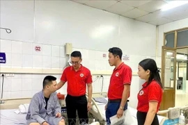 广宁省红十字会领导走访慰问船舶倾覆事故中受伤者。图自越通社