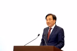 越南政府发言人陈文山部长在会上发表讲话。图自越通社