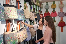 游客参观此展上的手工艺品。图自越通社