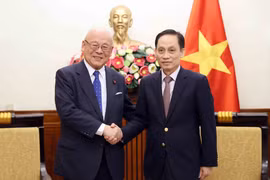 越共中央书记处书记、外交部长黎怀忠会见日越友好议员联盟特别顾问武部勤。图自越通社