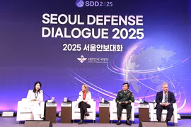 越南国防部副部长黄春战上将参加一场讨论会。图自越通社