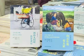 武世龙撰写且在中国出版的《河内人：旧时饮食杂记》一书中文版。图自sggp.org.vn