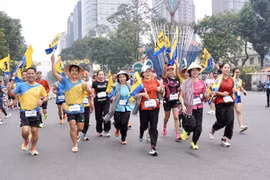 近1.1万名运动员参加2026年第十三届胡志明市马拉松赛。图自越通社
