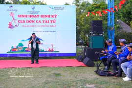 西宁省旅游协会南部才子弹唱俱乐部成员在平明坊表演节目。图自越通社