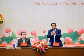 越南政府总理范明政与国会主席陈青敏共同主持会议。图自越通社