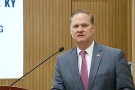美国驻越南大使馆商务参赞史蒂夫·格林（Stephen L. Green）在研讨会上发表讲话。图自越通社