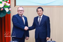 越南公安部长梁三光与白俄罗斯国家司法鉴定委员会主席沃尔科夫。图自越通社