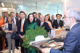 双方代表。图自《国际报》