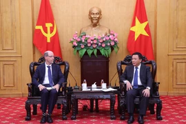 胡志明国家政治学院院长阮春胜教授会见谷歌负责政府事务与公共政策的副总裁多伦·阿夫宁。图自越通社