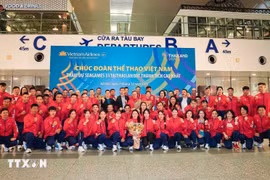 越南体育代表团12月7日上午在内排国际机场合影。图自越通社