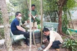 阮广场教授与同事们评估重新引入龟类物种的可行性。阮广场教授供图