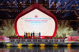 越南文化体育与旅游部文化遗产局局长黎氏秋贤在活动上向宁平省公布并颁发政府总理关于将三祝群体列为国家级特别遗迹的决定。