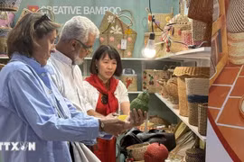 国际游客参观越南商品展区。图自越通社