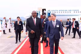 南非共和国总统马塔梅拉·西里尔·拉马福萨，抵达河内，开始对越南进行国事访问。图自越通社